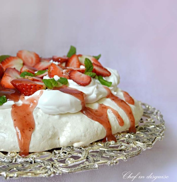 pavlova with strawberry sauce
