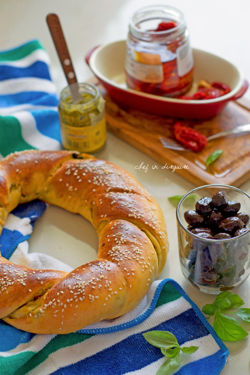Twist-bread-with-sundried-tomatoes-olives-and-pesto
